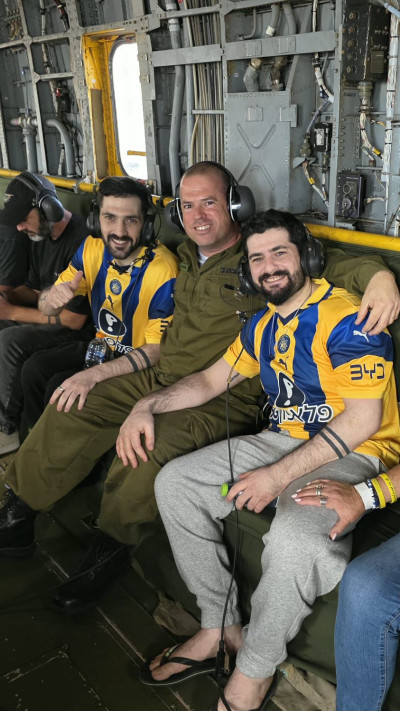 רס''ן (מיל') אסף תלמוד עם גלי וזיו ברמן ביום שחרורם שבי חמאס