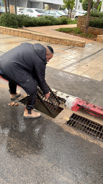 תושבים מטפלים בפתחי הניקוז באשקלון