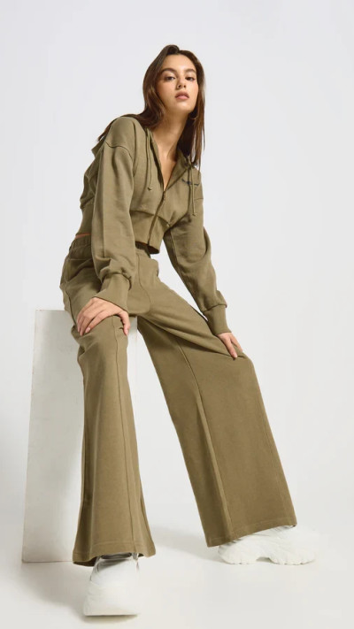 טרנינג עם חתך קדמי וריקמה | טוונטי פור סבן (צילום: אתר רשמי)