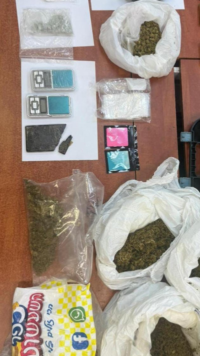 סמים שנתפסו בדירה בפתח תקווה