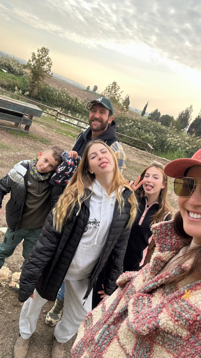 יעל גולדמן ואור פפר והילדים עמנואל בילי ואיתן במלון גלילון (צילום: יחצ)