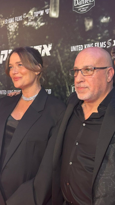 דנה פרידר יחד עם היוצר והמפיק ירון נתיב בהשקה בסינימה סיטי גלילות (צילום: נטע פרנק)