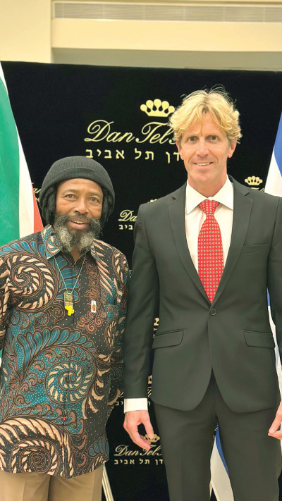 בן ינובר ומלך שבט הקוסה מדרום אפריקה (צילום: באדיבות דן תל אביב)