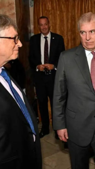 תמונה ששוחררה מתוך תיקי ג'פרי אפשטיין - ביל גייטס והנסיך אנדרו באחוזה של אפשטיין (צילום: ועדת המעקב של בית הנבחרים)