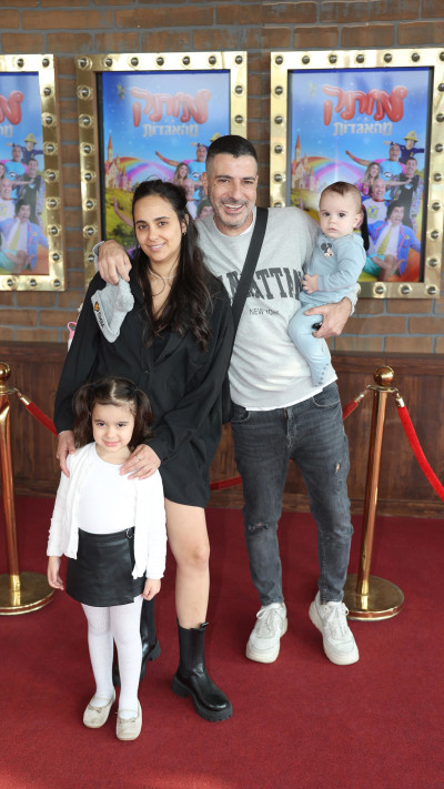 שרון גל, אשתו דניאל ארמה וילדיהם (צילום: אור גפן)