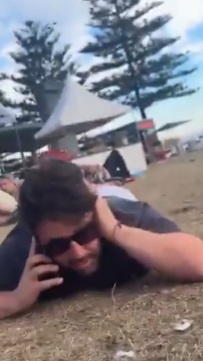 אנשים מסתתרים מהמחבלים בטבח בסידני