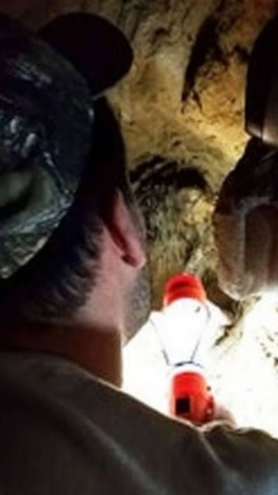 מייקל ושני בניו החלו לחפור לאחר שמדיום סיפרה לאחותו שאביהם קבור בבית שלהם