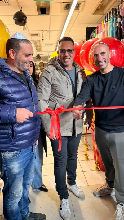 שרון אדרעי מנהל החנות, אורי מקס מנכל ובעלים רשת מקס סטוק ושלמה כהן משנה למנכל מקס סטוק (צילום: יח''צ)