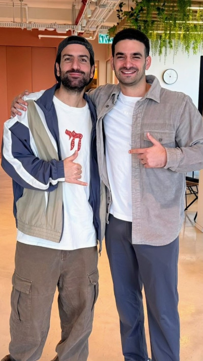 מימין אביב כהן סמנכ''ל שותף פאלמו, משמאל הראפר איזי (צילום: יח''צ)