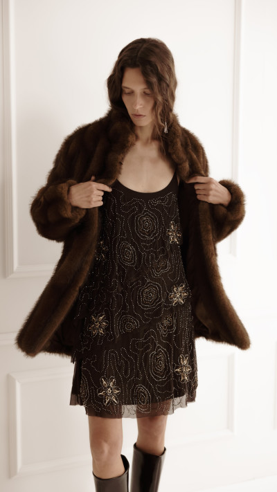 CASTRO שמלת מיני עם חרוזים רקומים (צילום: סער פסח)