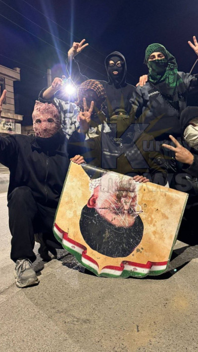 המחאה באיראן: צעירים עם תמונה של עלי חמינאי שהושחתה (צילום: צילום מסך מתוך X