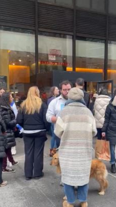 תור מחוץ למאפיית לחמים בברוקלין לאחר ניסיון העובדים לצאת נגד המקום