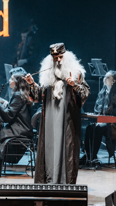 דמבלדור על הבמה בקונצרט המוזיקה של הארי פוטר, Lords of the Sound