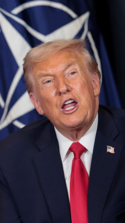 נשיא ארה''ב דונלד טראמפ עם דגל נאט''ו