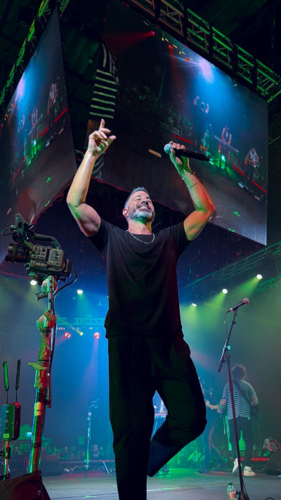 עמרי גליקמן בהופעת התקווה 6 בהאנגר 11