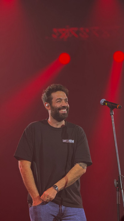 רביד פלוטניק בהופעת התקווה 6 בהאנגר 11