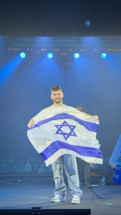 בר קופרשטיין בהופעת התקווה 6 בהאנגר 11