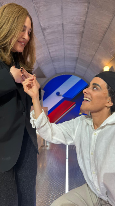 דניאל עמית ואמילי דמארי מגיעות ל''ארץ נהדרת'' (צילום: קשת 12)