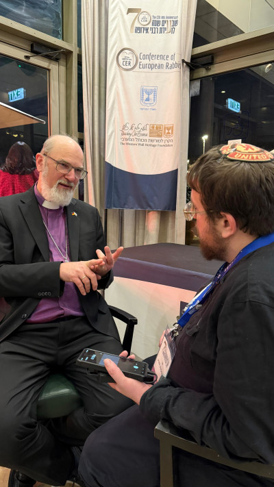 הבישוף תומאס פול שירמאכר בשיחה עם ג'וש ארונסון