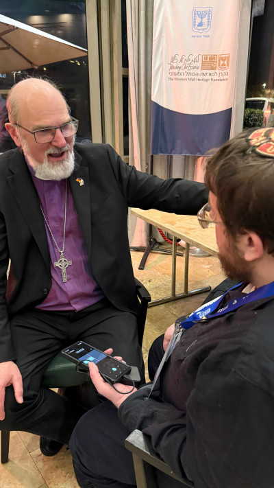 הבישוף תומאס פול שירמאכר בשיחה עם ג'וש ארונסון