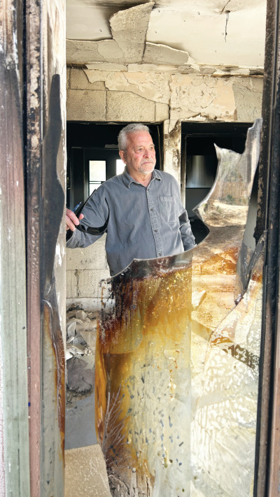 יוסי אחימאיר באחד הבתים השרופים בקיבוץ חולית