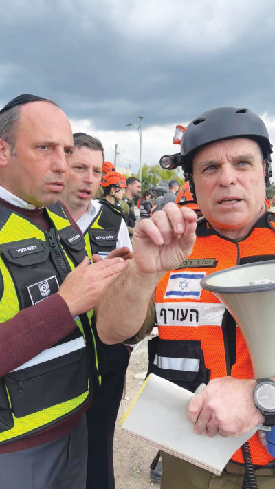 עודד רביב (מימין) בזירת הנפילה בבית שמש