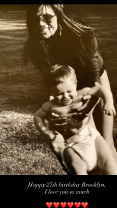 ויקטוריה בקהאם עם בנה ברוקלין (צילום: מתוך אינסטגרם)