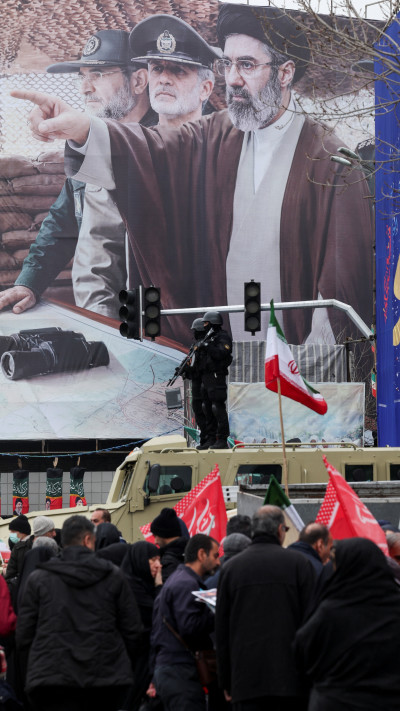 תומכי המשטר באיראן מפיגנים תמיגה במוג'תבא חמינאי