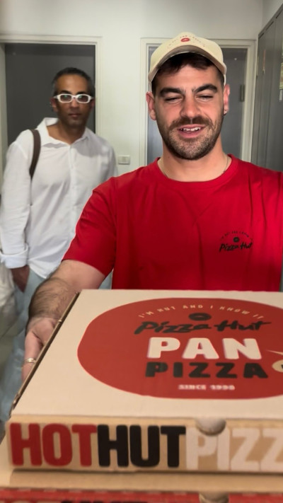 תומר שלומי בקמפיין פיצה האט (צילום: יחצ)