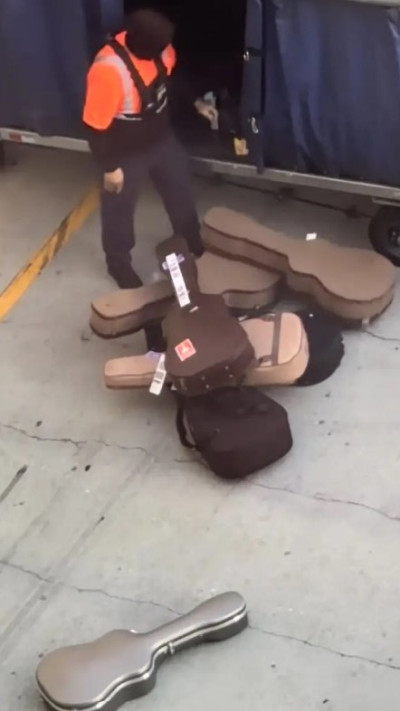 הגיטרות זרוקות על הרצפה