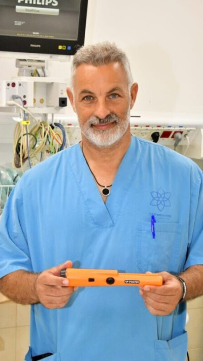 ד&rdquo;ר אייל סלע עם גלאי המתכות מעלי אקספרס