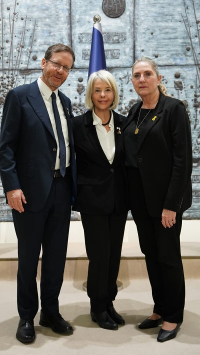 יחד עם נשיא המדינה הרצוג ורעייתו מיכל