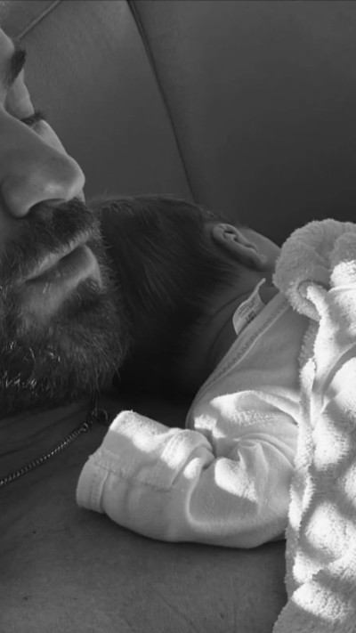 ג'סטין ת'רו מחזיק את התינוק שלו על החזה (צילום: מתוך אינסטגרם)