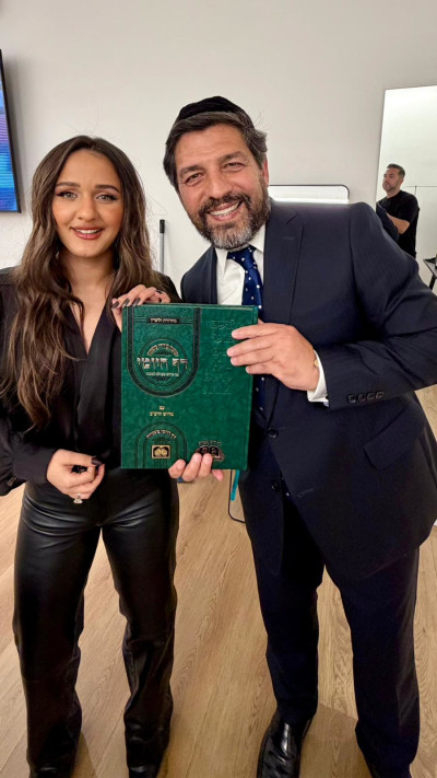 רב הסלבס מרדכי חסידים עשה לזמרת עדן בן זקן הבדלה לפני ההופעה במנורה (צילום: פרטי)