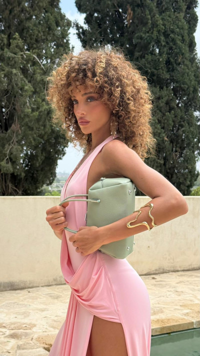 עדן פינס, מתוך סט הצילומים של קמפיין הקיץ של טופ טן (צילום: גאיה שדה)