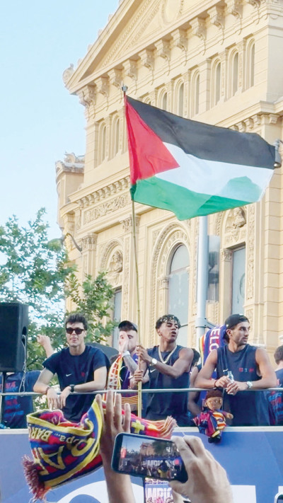 לאמין ימאל חוגג עם דגל פלסטין