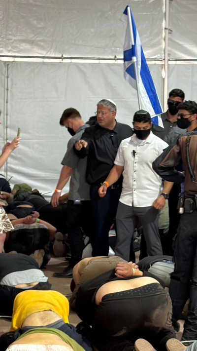 בן גביר עם פעילי המשט
