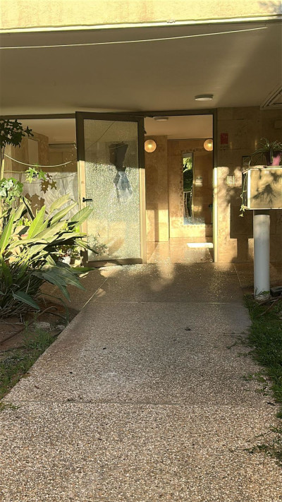 הרס ברמת השרון, הדייר מטיל אימה 