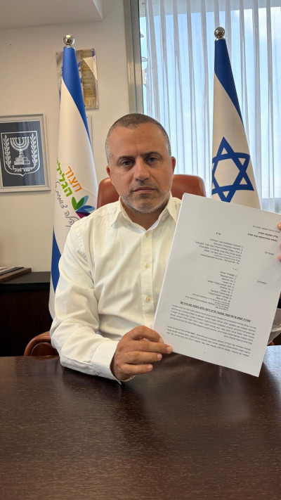 ראש מועצת חצור הגלילית, מיכאל קבסה עם העתירה לבג''ץ