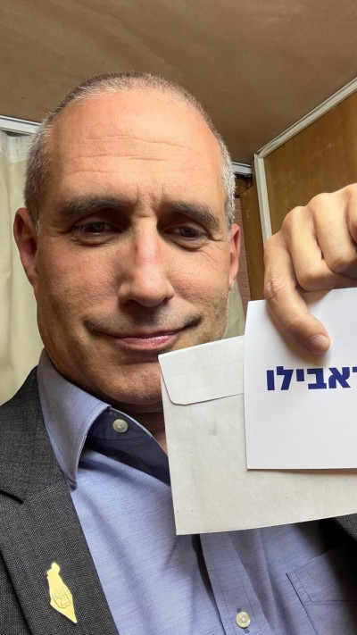 סלפי של ח''כ חנוך מילביצקי מצביע למיכאל ראבילו למבקר המדינה