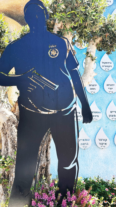 קיר ההנצחה בשכונת מישור הגפן, דמות שוטר מפוסלת בברזל 