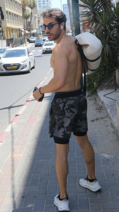 כן כן, תיעדנו גם את הגב. ארי גולדברג (צילום: פול סגל)