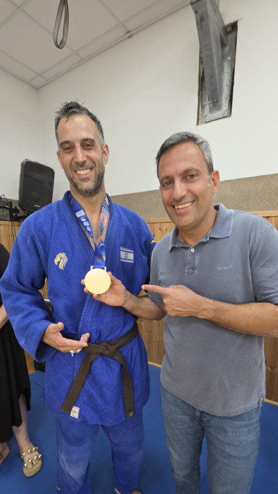 אדם בוסקילה עם ראש עיריית שדרות, אלון דוידי