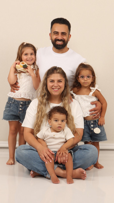 משפחת אלקבץ ביום הצילומים