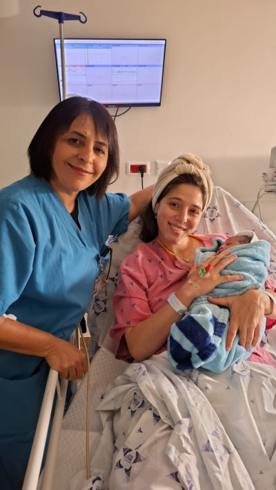 הודיה כהן אללישוולי והמיילדת (צילום: מרכז רפואי צפון