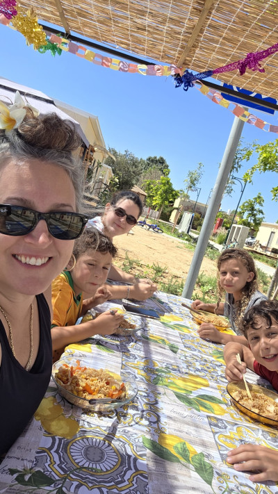 שיר מיכאל וילדיה בשכונת המורים