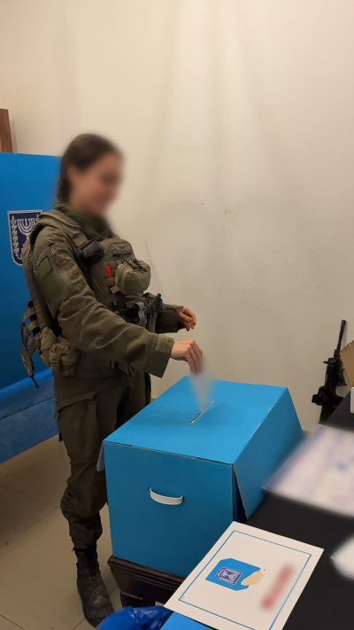 לוחמת צה''ל מצביעה בקלפי הצבאית לבחירות לכנסת ה-26