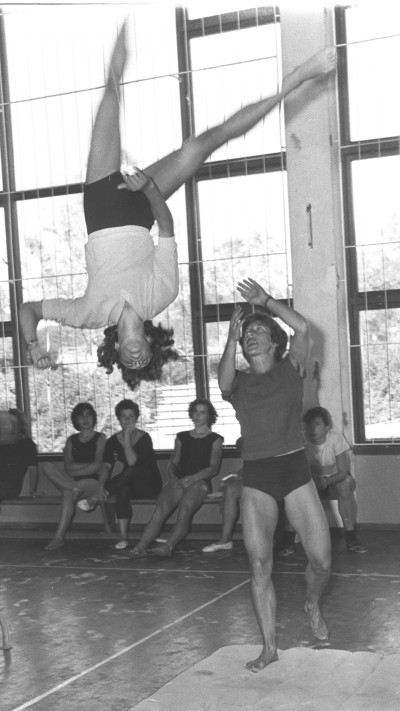 אגנס קלטי ב־1960 כמאמנת במכון וינגייט (צילום: פריץ כהן, לע''מ)