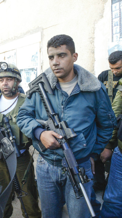 זכריה זביידי ברחובות ג'נין (צילום: נאסר אשתייה, פלאש 90)