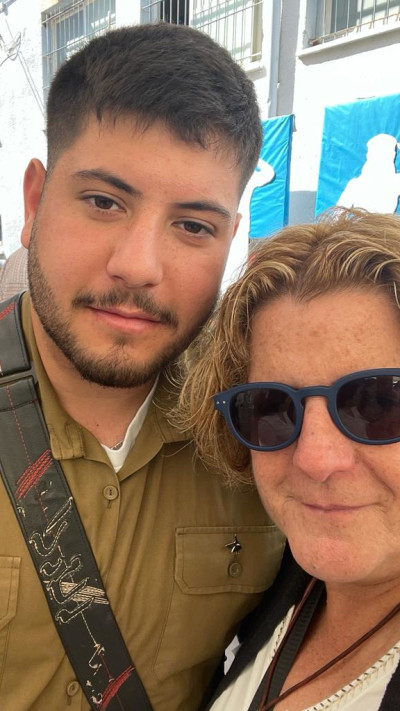 עמרי ניב ז''ל ואמו, סגנית ראש עיריית גבעתיים אור לי ניב (צילום: באדיבות המשפחה)